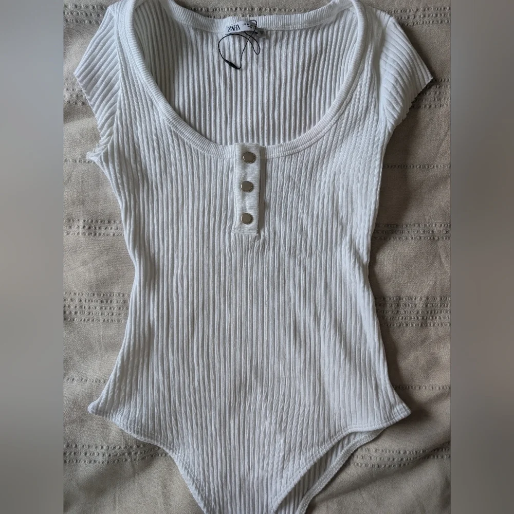 Zara White Ribbed Button-Front Women's Bodysuit - Picture 2 of 5